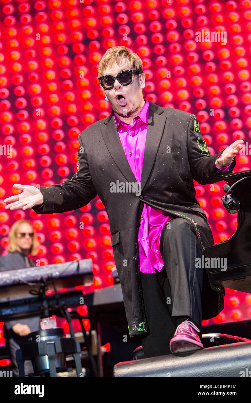 Mantova Italie. 14 juillet 2017. La chanteuse et pianiste compositeur Sir Elton John il se produit sur scène dans Piazza Sordello pendant le "Merveilleux Crazy Night Tour' Credit : Rodolfo Sassano/Alamy Live News Banque D'Images