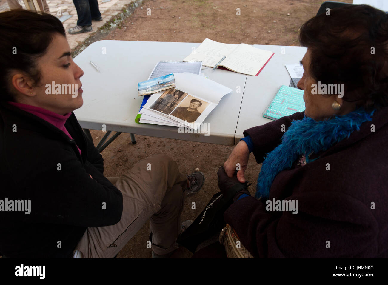 Guadalajara, Espagne. 28 janvier, 2016. Magdalena Garcia (à gauche) avec Carmen Benito(Droite).Magdalena(Malena) est volontaire et son travail est d'obtenir les la plupart des documents de l'histoire des familles des victimes. Carmen a son oncle, Valentin Alcantarilla, dans la fosse numéro 2. De janvier 2016. Exhumation de Timoteo Mendieta à Guadalajara.Timoteo Mendieta Alcala a été exécuté contre le mur du cimetière de Guadalajara le 16 novembre 1939 - L'un des quelque 822 exécutions effectuées au cimetière de 1939 à 1944. Le père-de-sept avaient été le dirigeant local de l'UGT socialiste dans l'Union européenne Banque D'Images