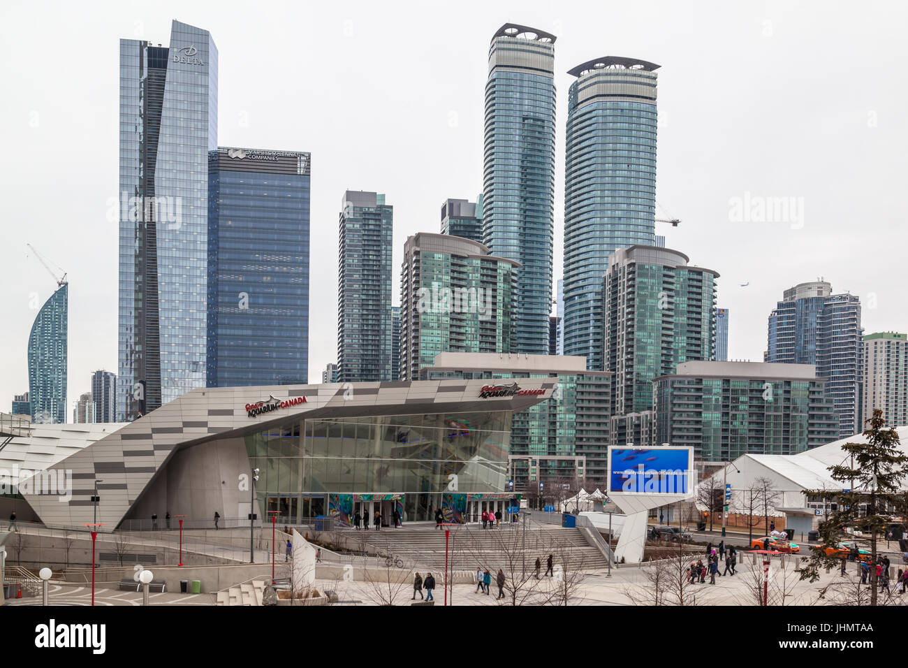 Statue 'Inconnu Première famille"Conception et église (construite en 1904) en arrière-plan atGolden Coeur Plaza, Fairbanks, Alaska, USA Banque D'Images