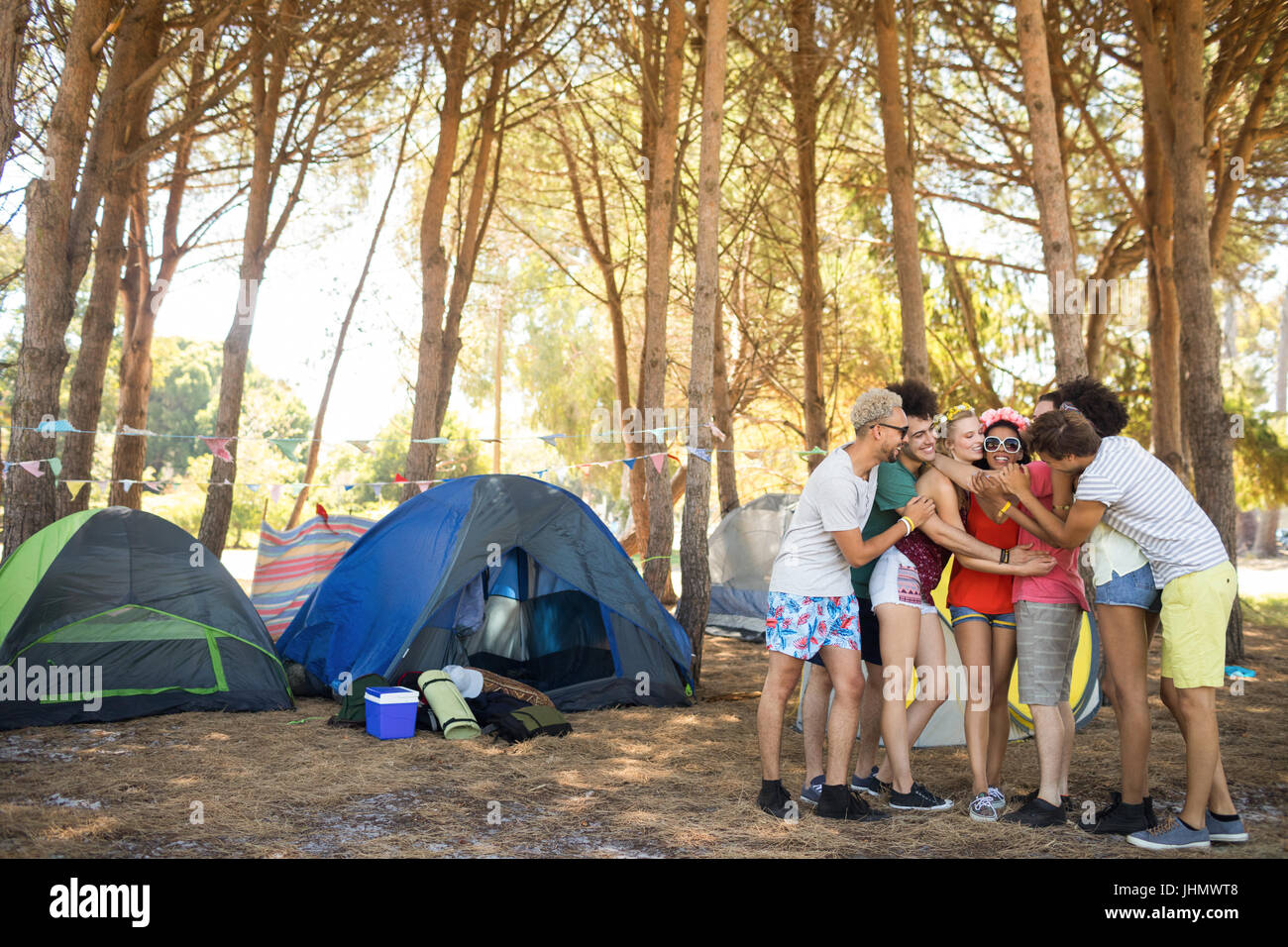 Faire place au de en se tenant sur le terrain de camping Banque D'Images