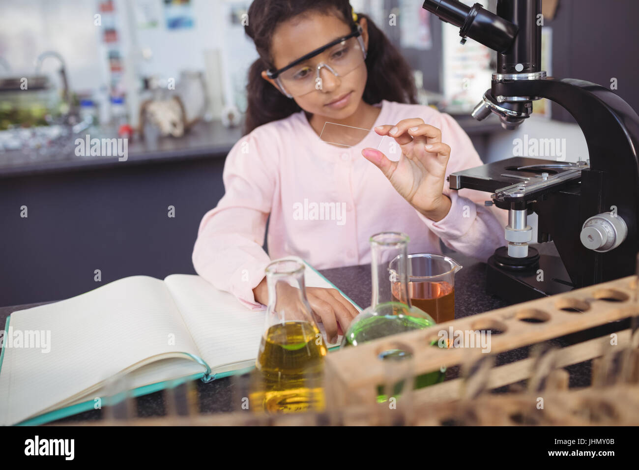 L'examen des élèves du primaire concentré par exemple 24 à science laboratory Banque D'Images