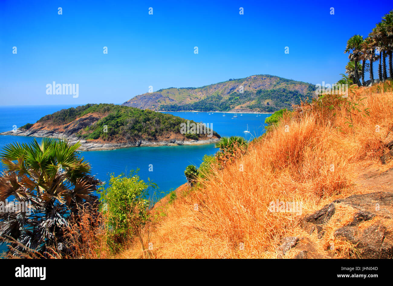 Côte de la Nai Harn Beach, île de Phuket, Thaïlande. Vue de Laem Promthep Cape. Banque D'Images