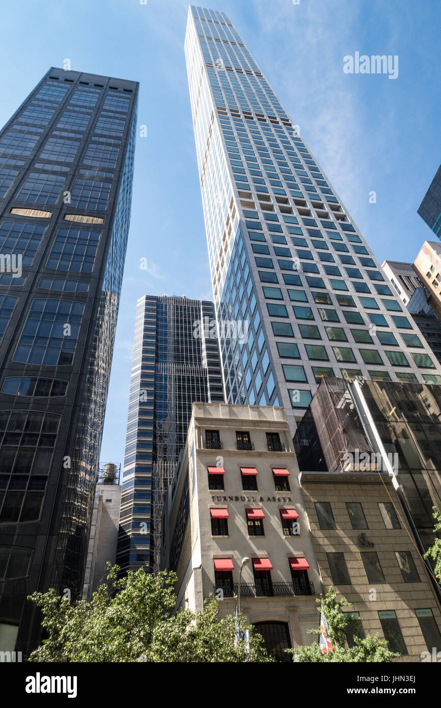Jusqu'à à 432 Park Avenue à partir de la 57e Rue avec Turnbull & Asser Storefront au premier plan, NYC, USA Banque D'Images