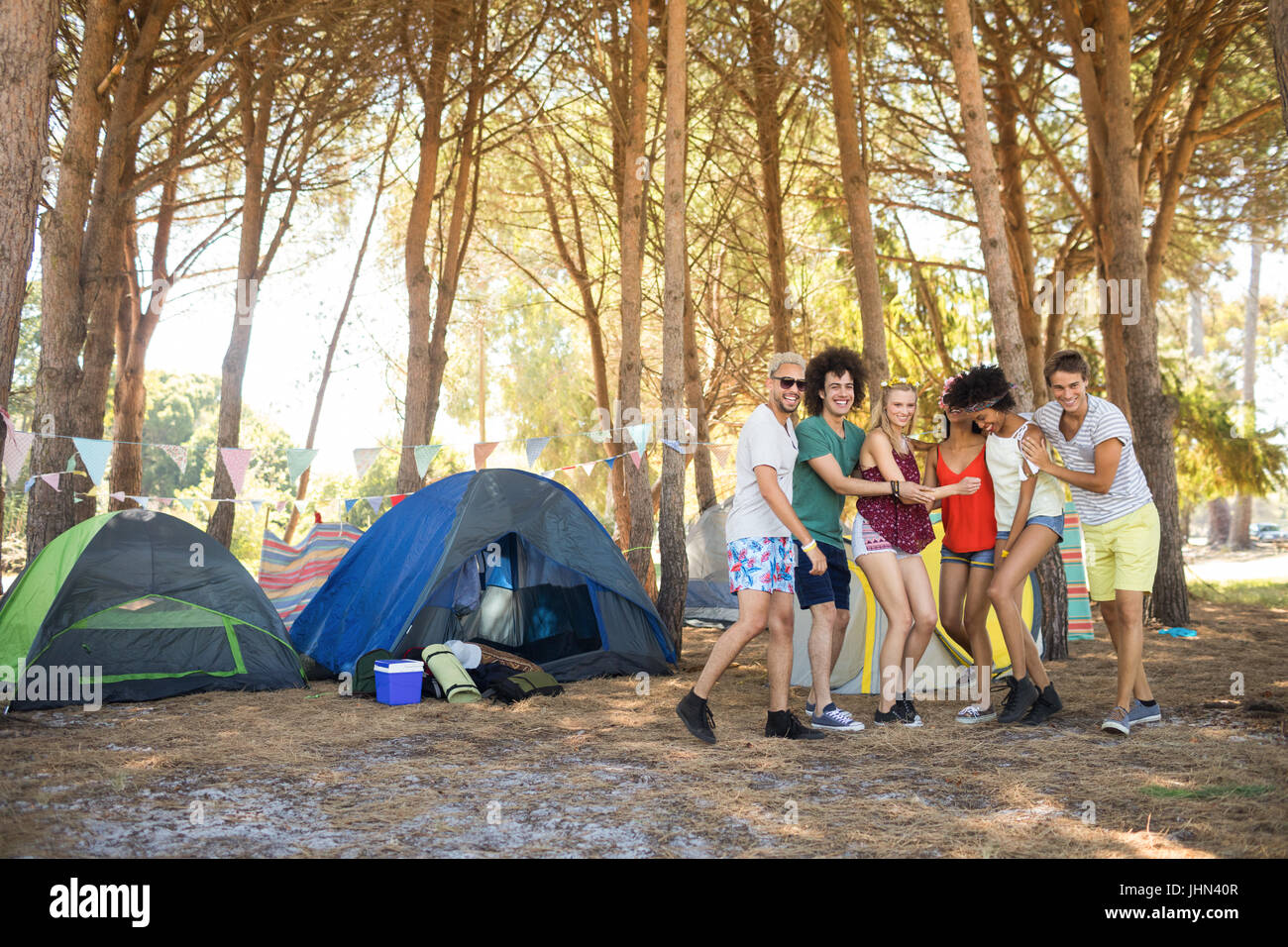 Bénéficiant d'amis espiègles sur terrain de camping Banque D'Images