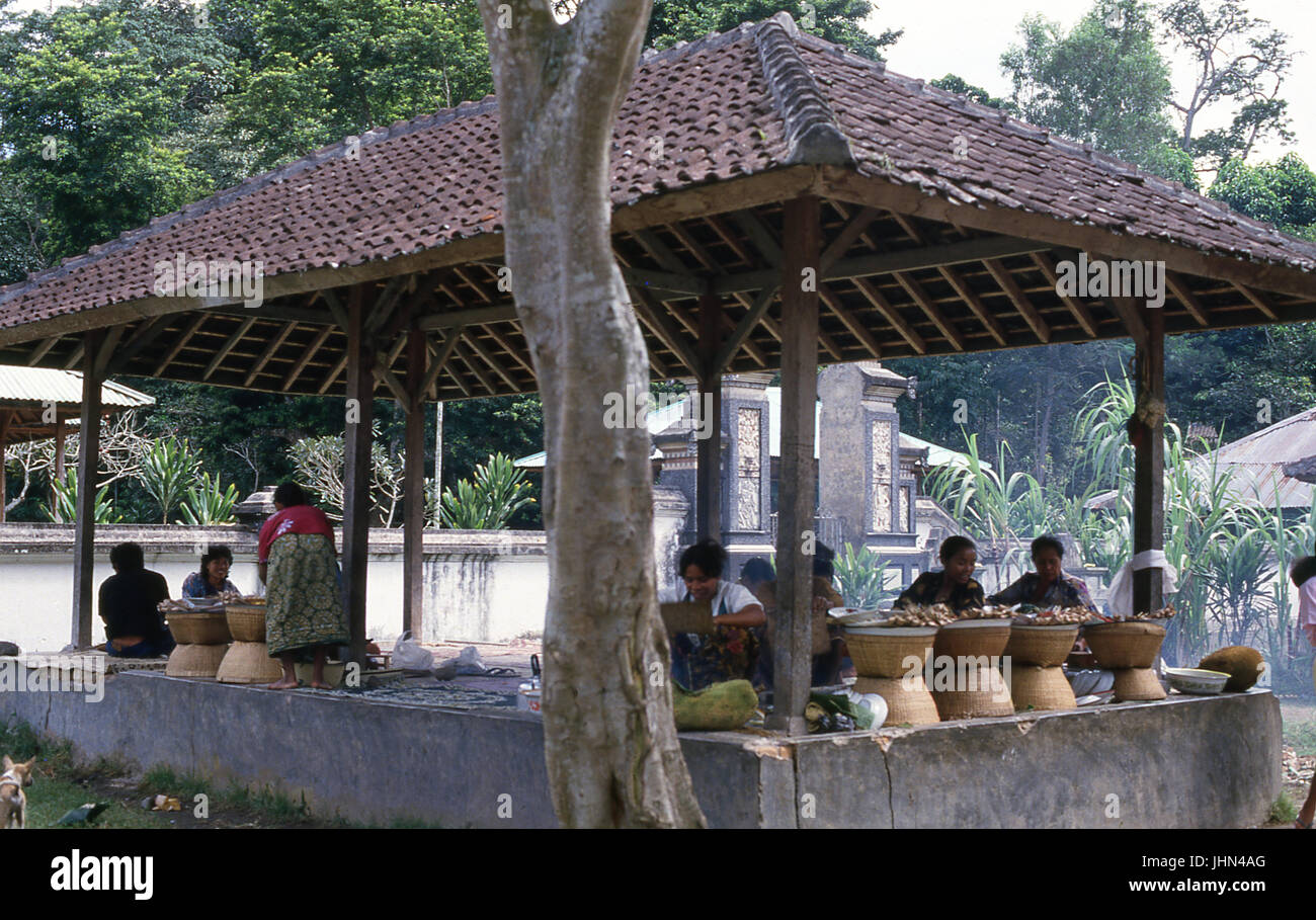 Narmada ; commerce de produits alimentaires typiques ; Lombok, Indonésie Banque D'Images