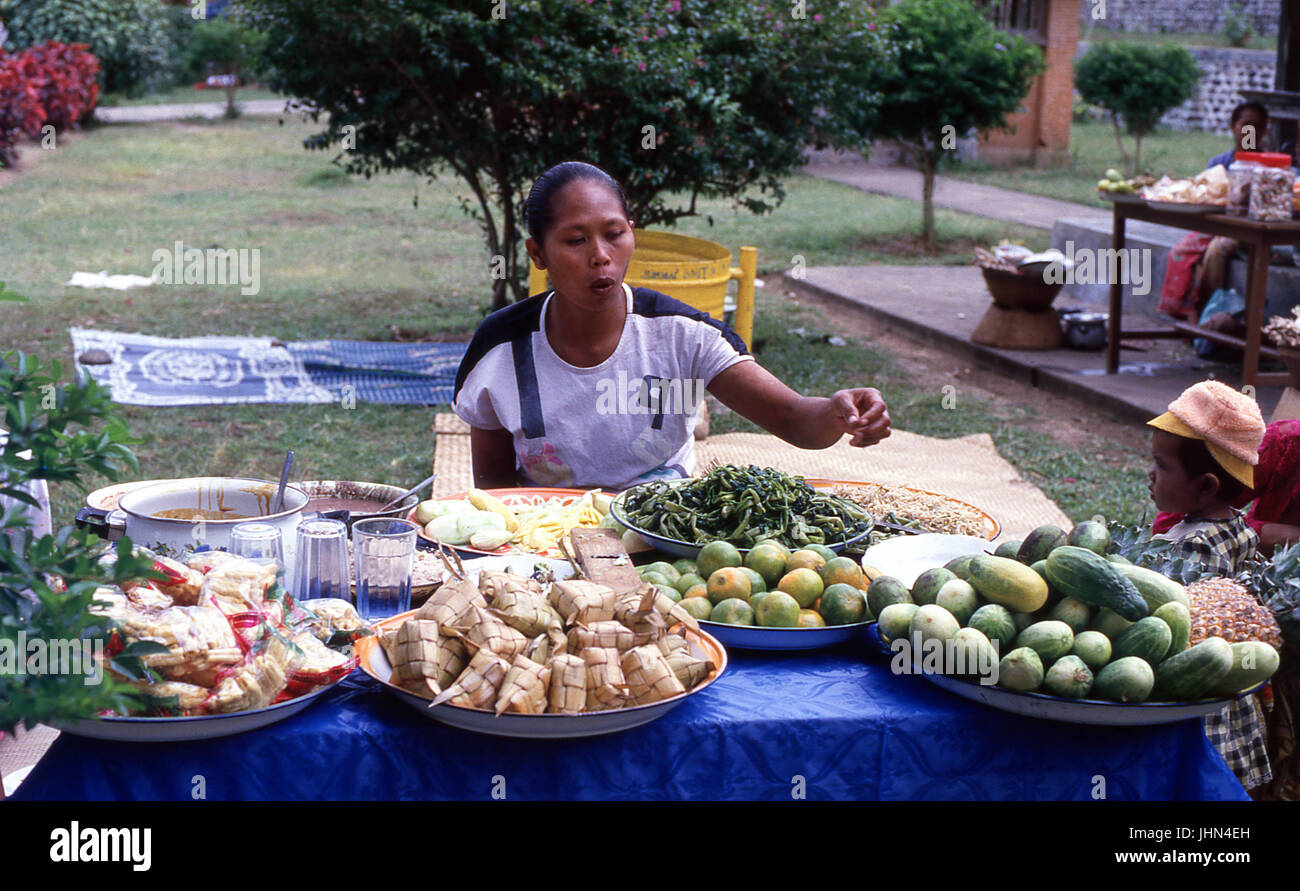 Narmada ; commerce de produits alimentaires typiques ; Lombok, Indonésie Banque D'Images
