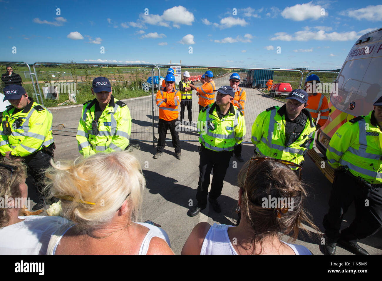 La Cuadrilla la police garde site de fracturation à Preston New Road, Little Hôtel Lutetia, Lancashire, UK avec une ligne de femmes protestataires. Banque D'Images