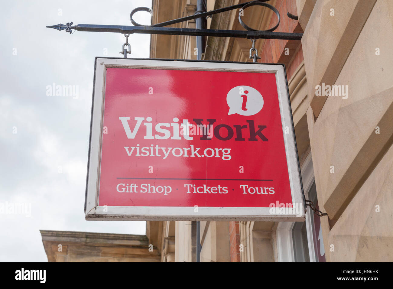 Une visite York signer suspendue à un support dans York,Angleterre,UK Banque D'Images