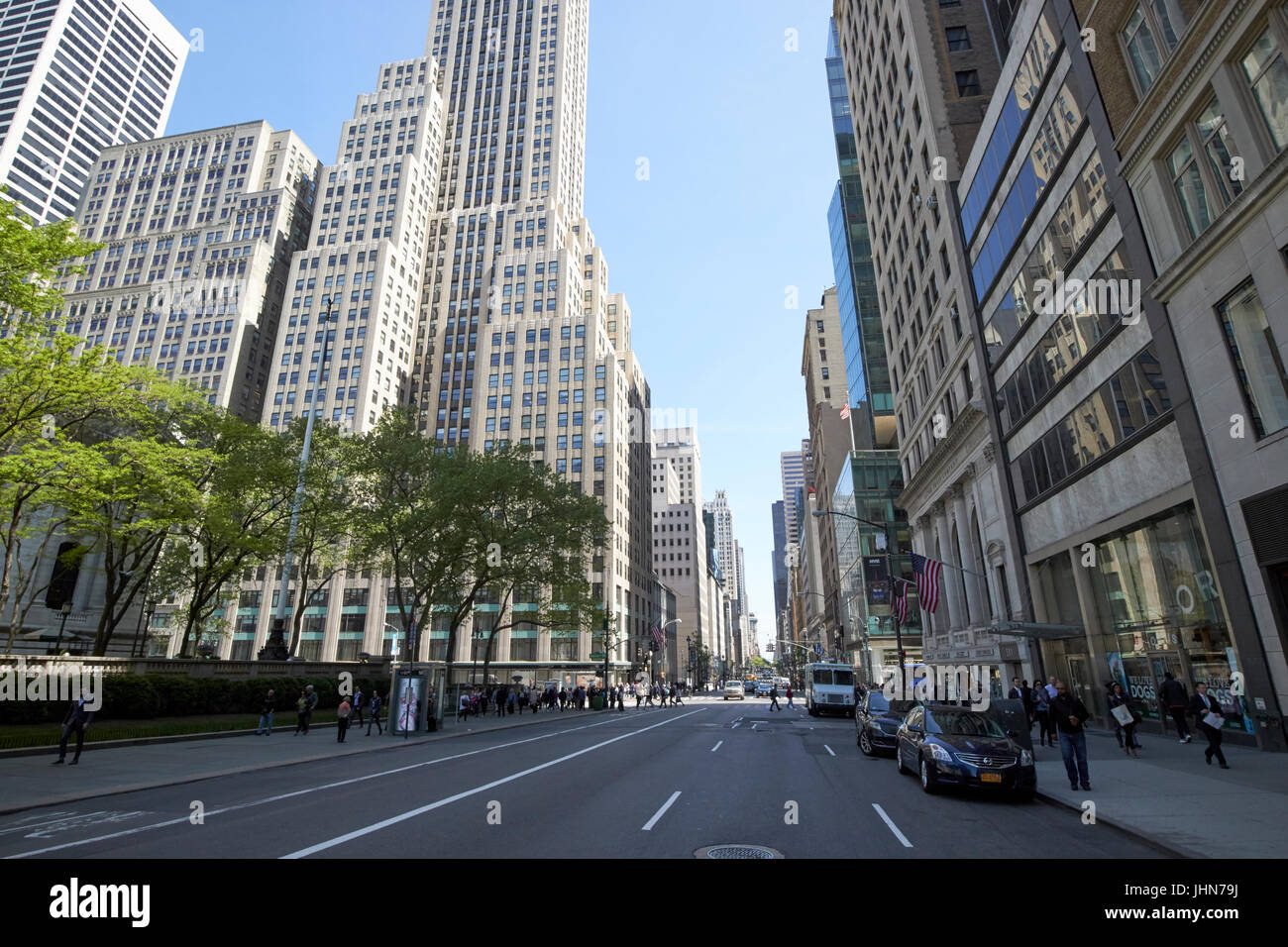 Jusqu'à la 5e avenue, en plein centre de north central avec Bear Stearns ancien bâtiment sur la gauche New York USA Banque D'Images