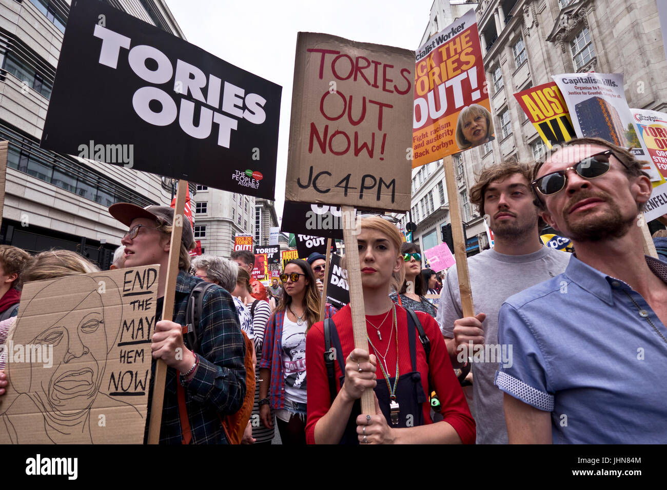 Des milliers de manifestants dans le centre de Londres sur l'Anti-austérité et de se débarrasser de Theresea mai et juillet démonstration du gouvernement conservateur 12017 Banque D'Images