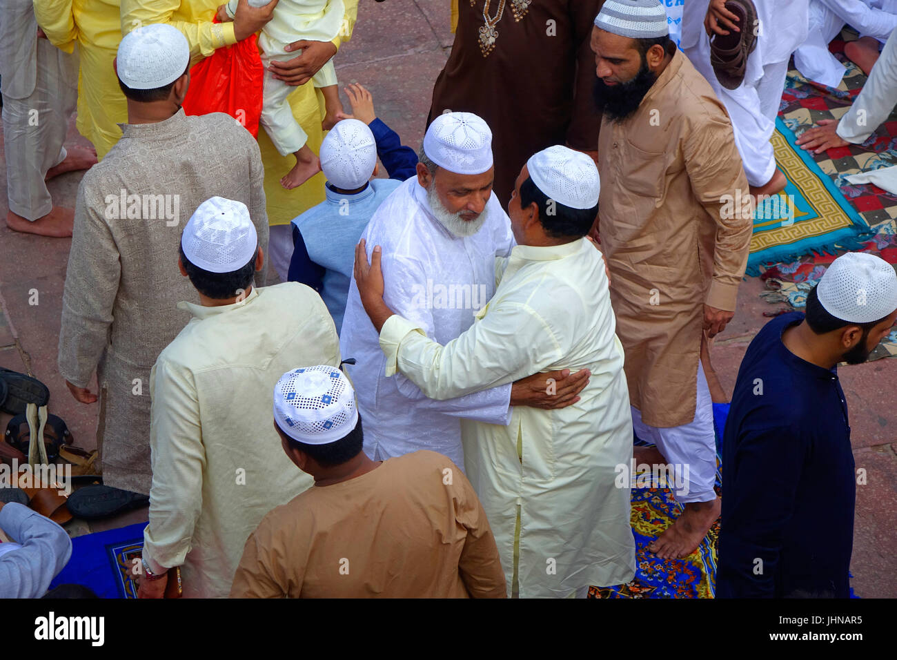 Les gens à Jama Masjid Delhi Inde célébration Eid al Fitr en souhaitant et s'étreindre et répandre l'amour. Banque D'Images
