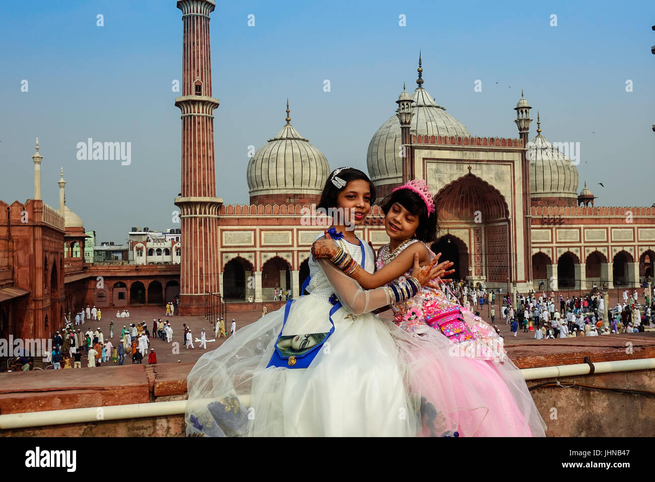 Deux enfants musulmans avec happy smiley faces célèbre festival islamique Eid ul Fitr la fête de l'amour et la joie en face de la mosquée Jama Masjid. Banque D'Images