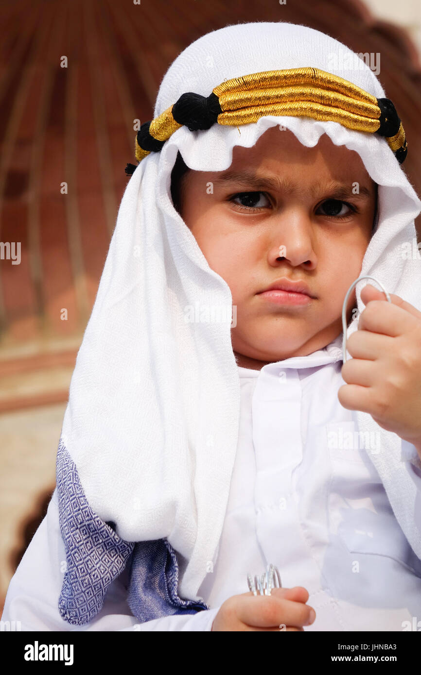 Un adorable enfant musulman bien habillés en costume arabe cheikh ou équipement et profiter à l'occasion de l'Aïd Al Fitr Banque D'Images