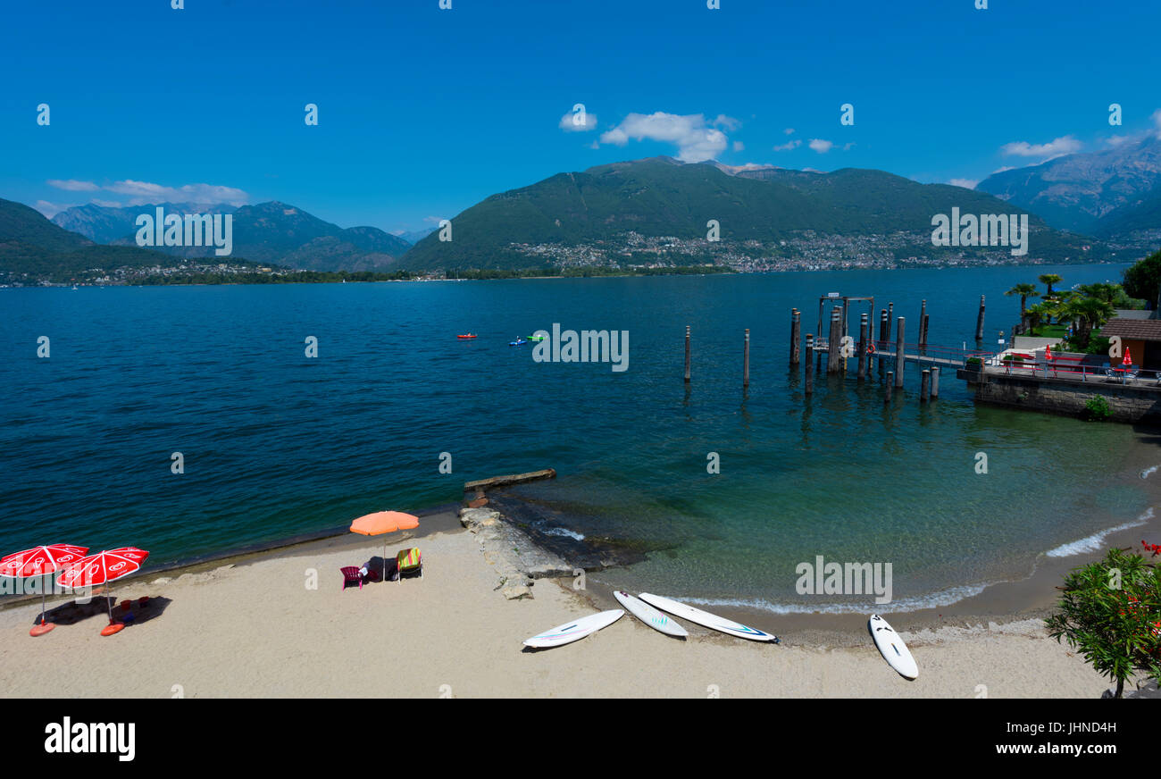 Le navire à quai à San Nazzaro avec vue sur les Alpes Suisses  Lac Majeur, Locarno, Tessin, Suisse Banque D'Images