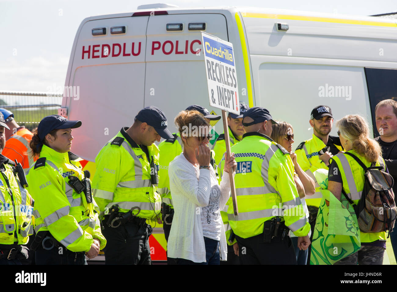 La Police galloise rédigé en pour vous aider à vous protéger de la Cuadrilla site de fracturation à Preston New Road, Little Hôtel Lutetia, Lancashire, Royaume-Uni. Banque D'Images