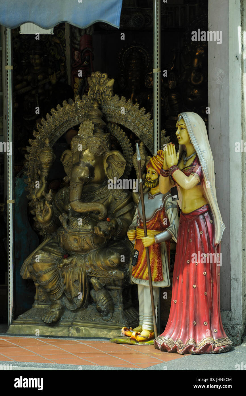 Grand casting de Ganesha, avec chiffres moulés d'un soldat et une danseuse indienne. Little India, Singapour Banque D'Images