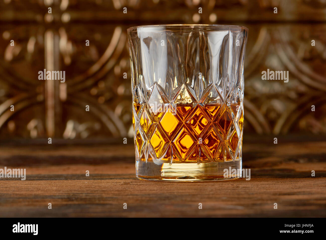 Verre de scotch whisky dans le verre cristal Banque D'Images