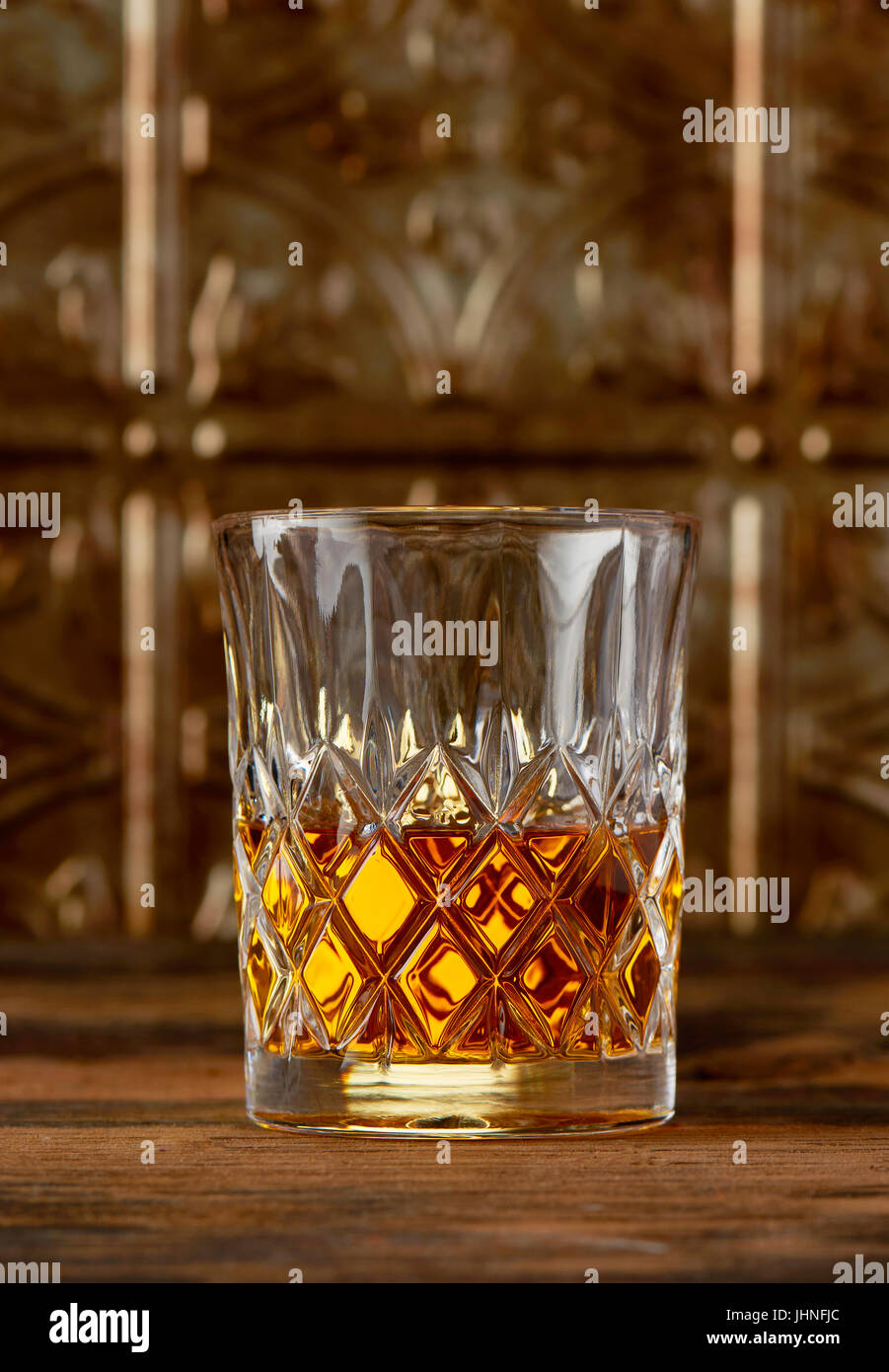 Verre de scotch whisky dans le verre cristal Banque D'Images
