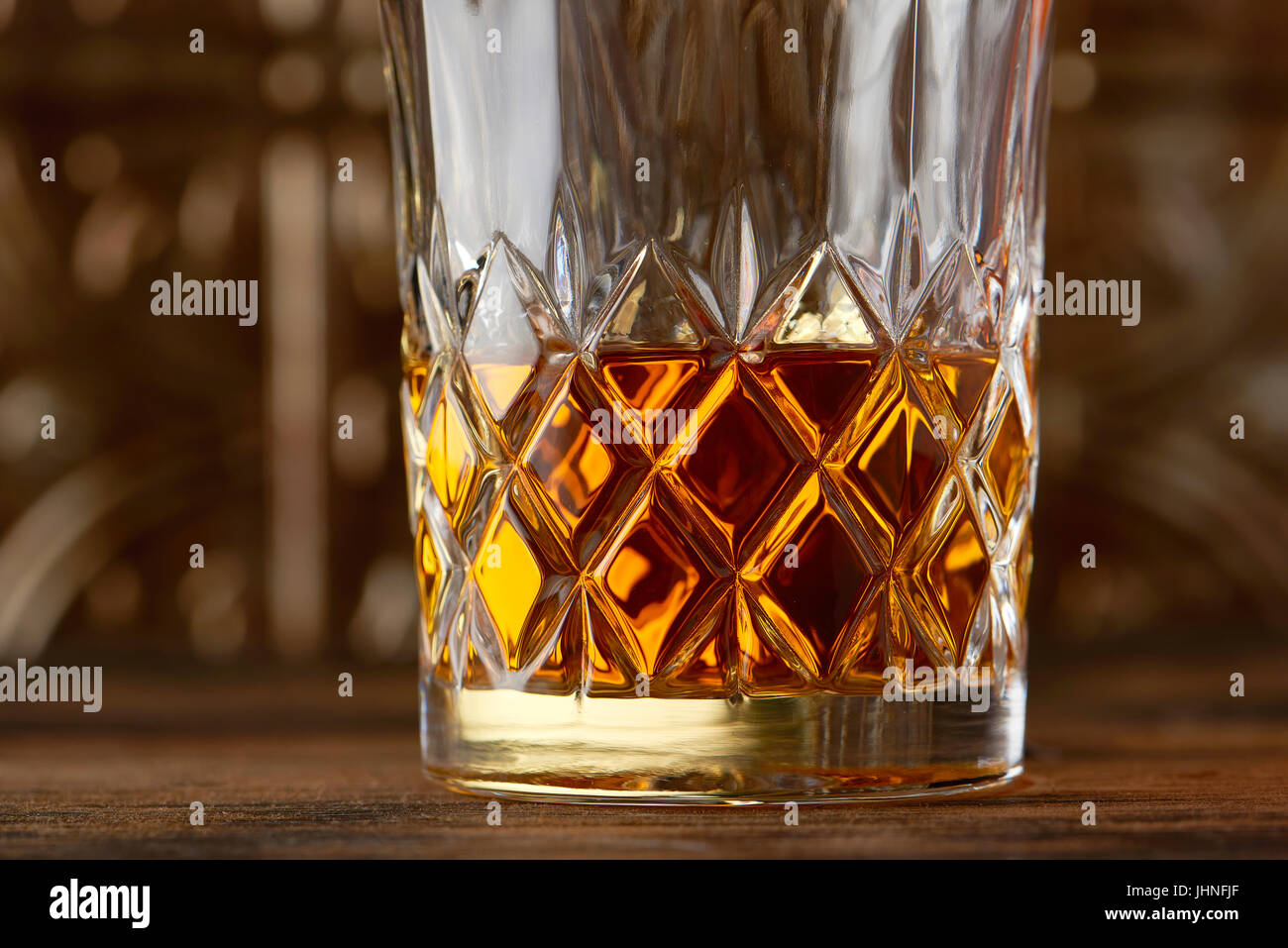 Verre de scotch whisky dans le verre cristal Banque D'Images