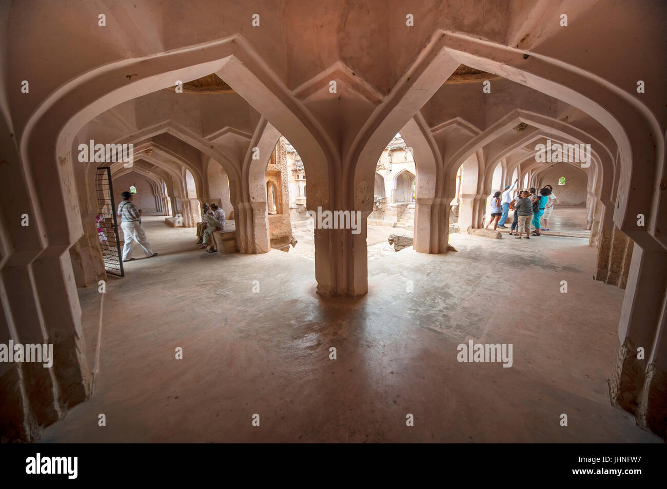 Les Indiens marche sur le couloir de l'imprimeur de la baignoire Palace, Hampi, Karnataka, Inde Banque D'Images