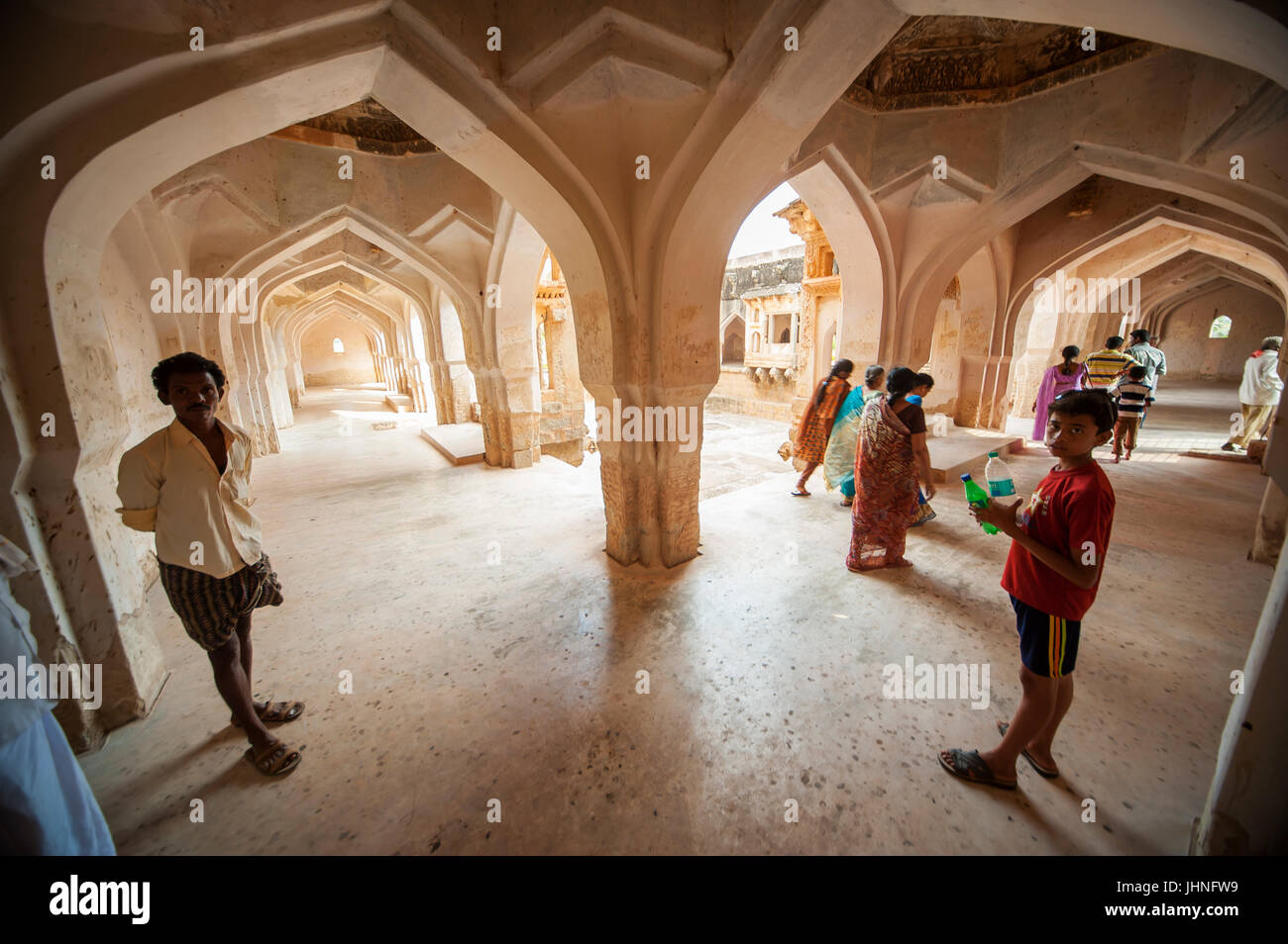 Les Indiens dans le couloir de la baignoire Queen's Palace, Hampi, Karnataka, Inde Banque D'Images