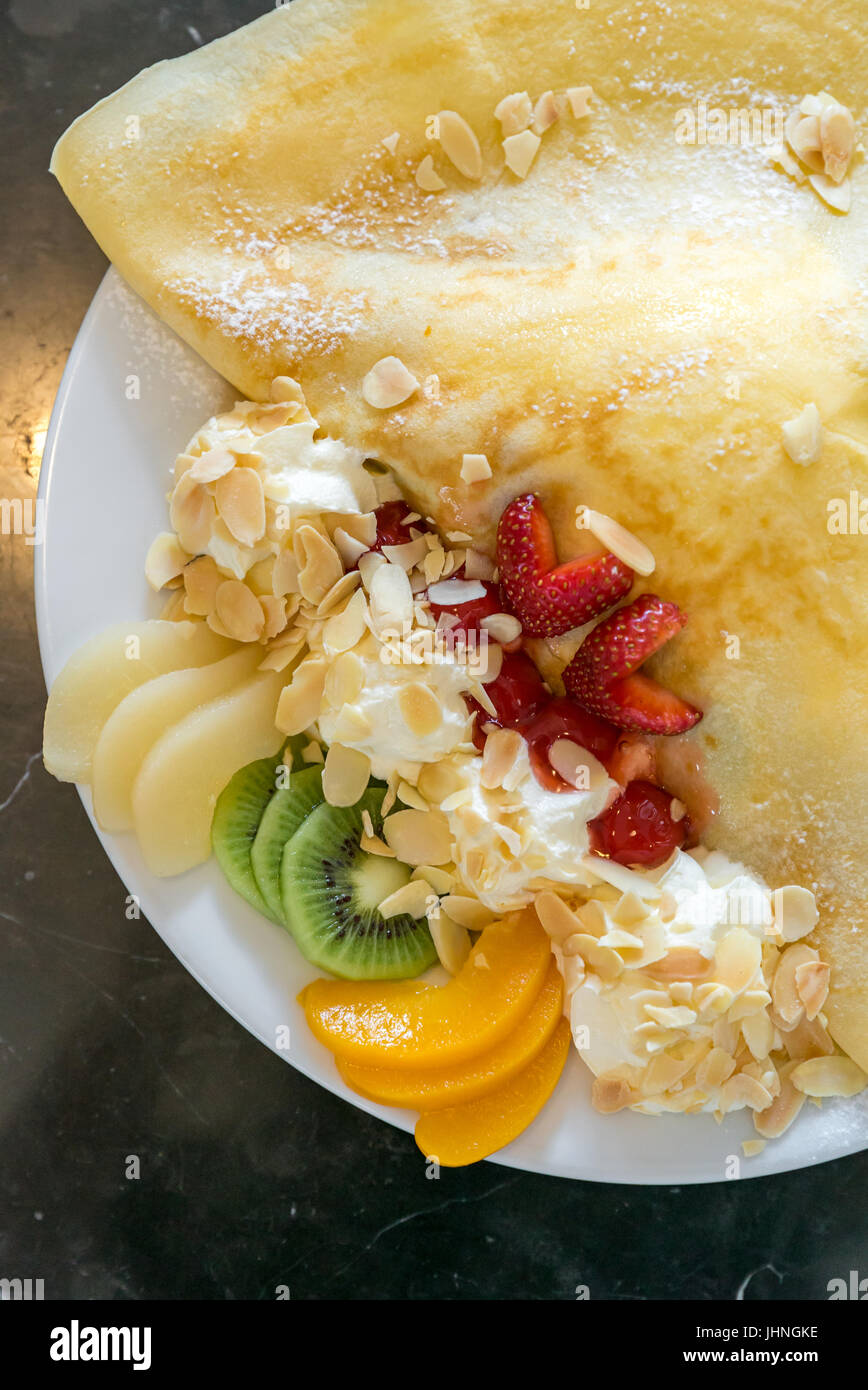 Crêpe aux fruits exotiques avec de la crème glacée Banque D'Images