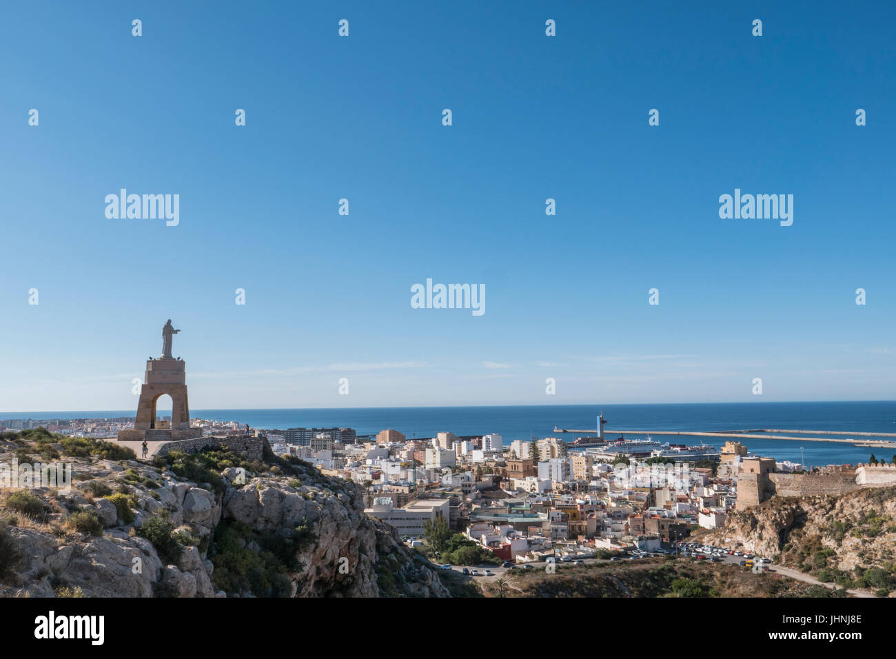 Statue du Sacré-cœur de Jésus, située au sommet du Cerro de San Cristobal le long des murs de la Citadelle, construit en marbre blanc, Almeria, Banque D'Images