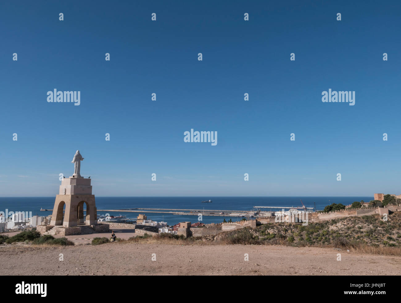 Statue du Sacré-cœur de Jésus, située au sommet du Cerro de San Cristobal le long des murs de la Citadelle, construit en marbre blanc, Almeria, Banque D'Images