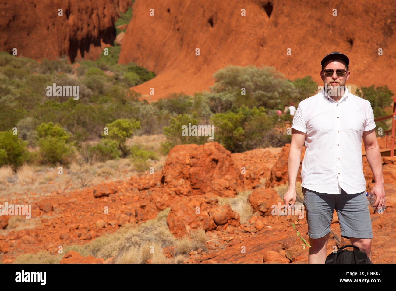 Kata Tjuta en fin d'après-midi, soleil, ciel bleu clair, rouge, sec, paysage désertique, avec des buissons, arbres et rochers, aspect horizontal. Banque D'Images