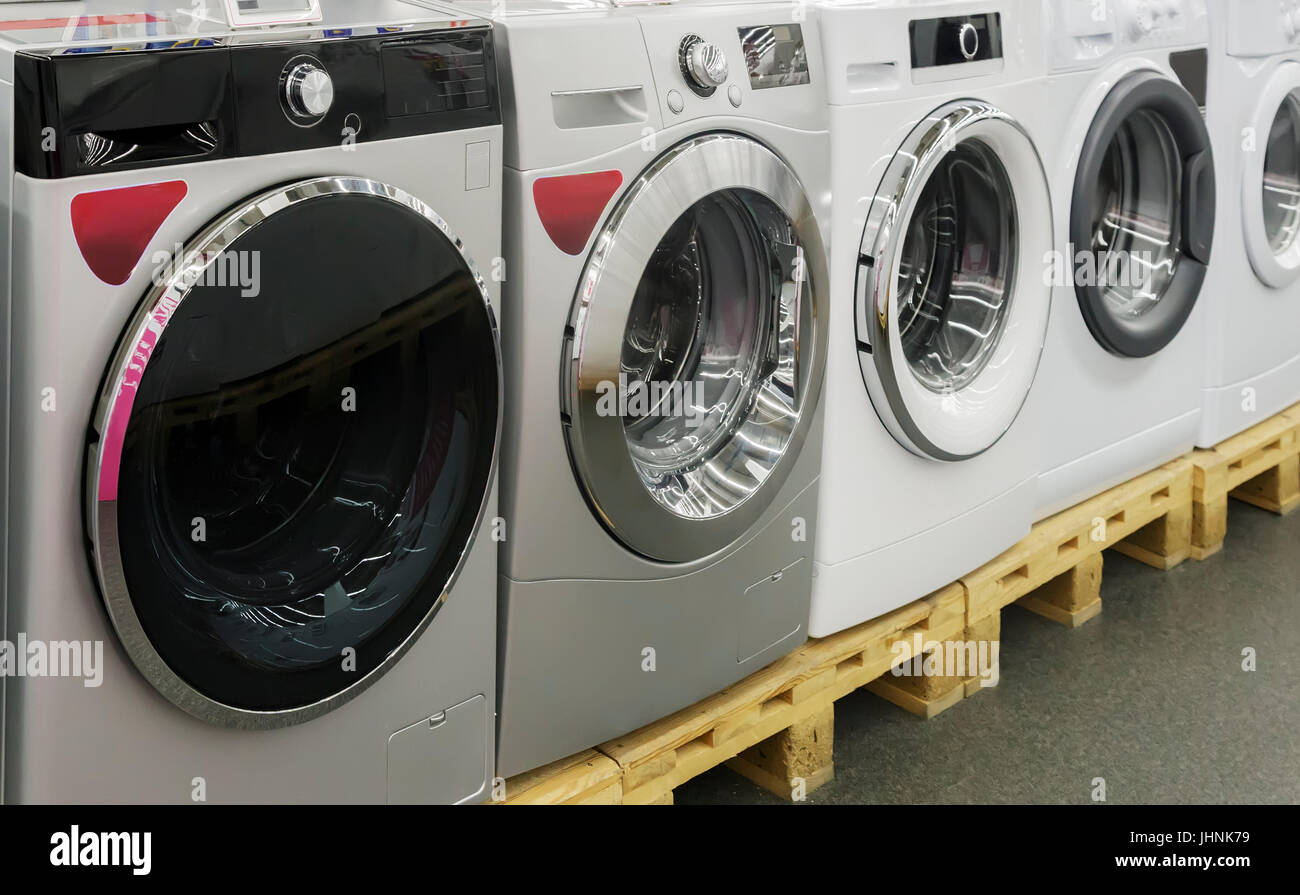 Magasin de vente d'appareils présente une machine à laver moderne Photo  Stock - Alamy