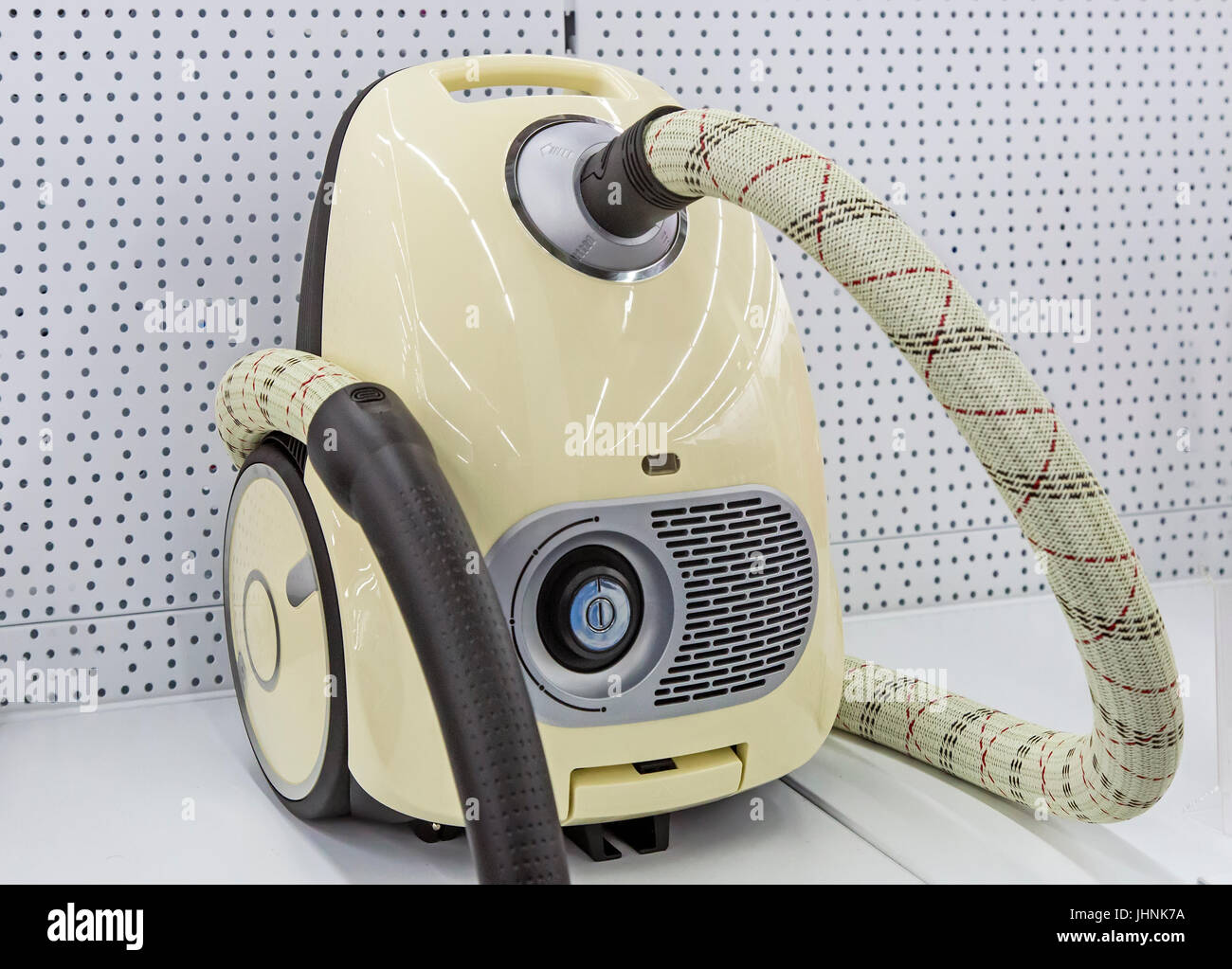La boutique présente à la vente un puissant aspirateur moderne est de couleur claire. Banque D'Images