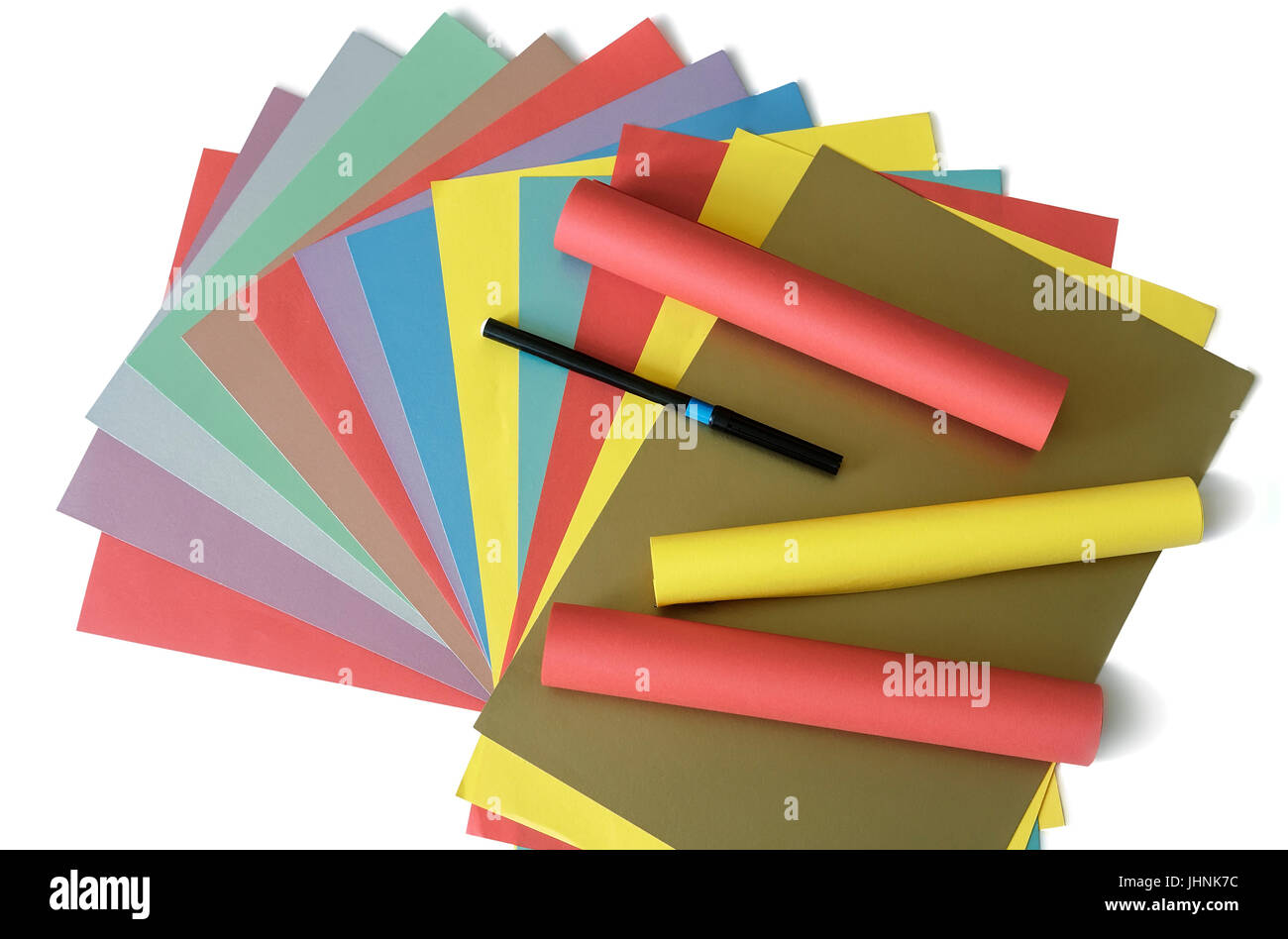 Les feuilles colorées de papier et un crayon. Présenté sur un fond blanc. Banque D'Images