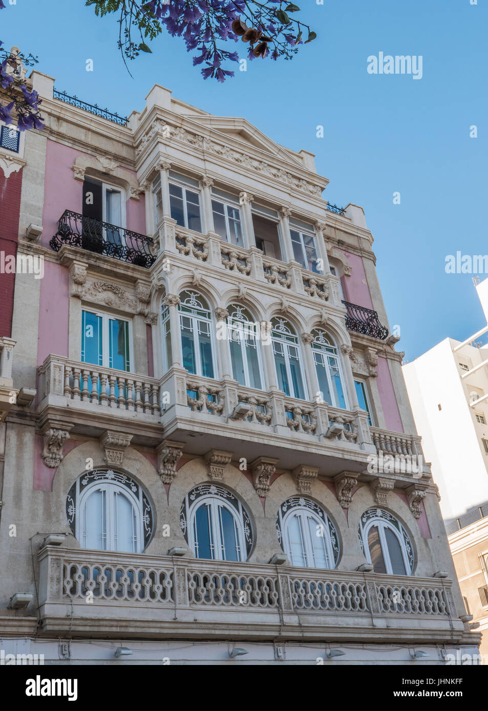 Détail d'un balcon décoré typique style néoclassique, Almeria, Andalousie, Espagne Banque D'Images