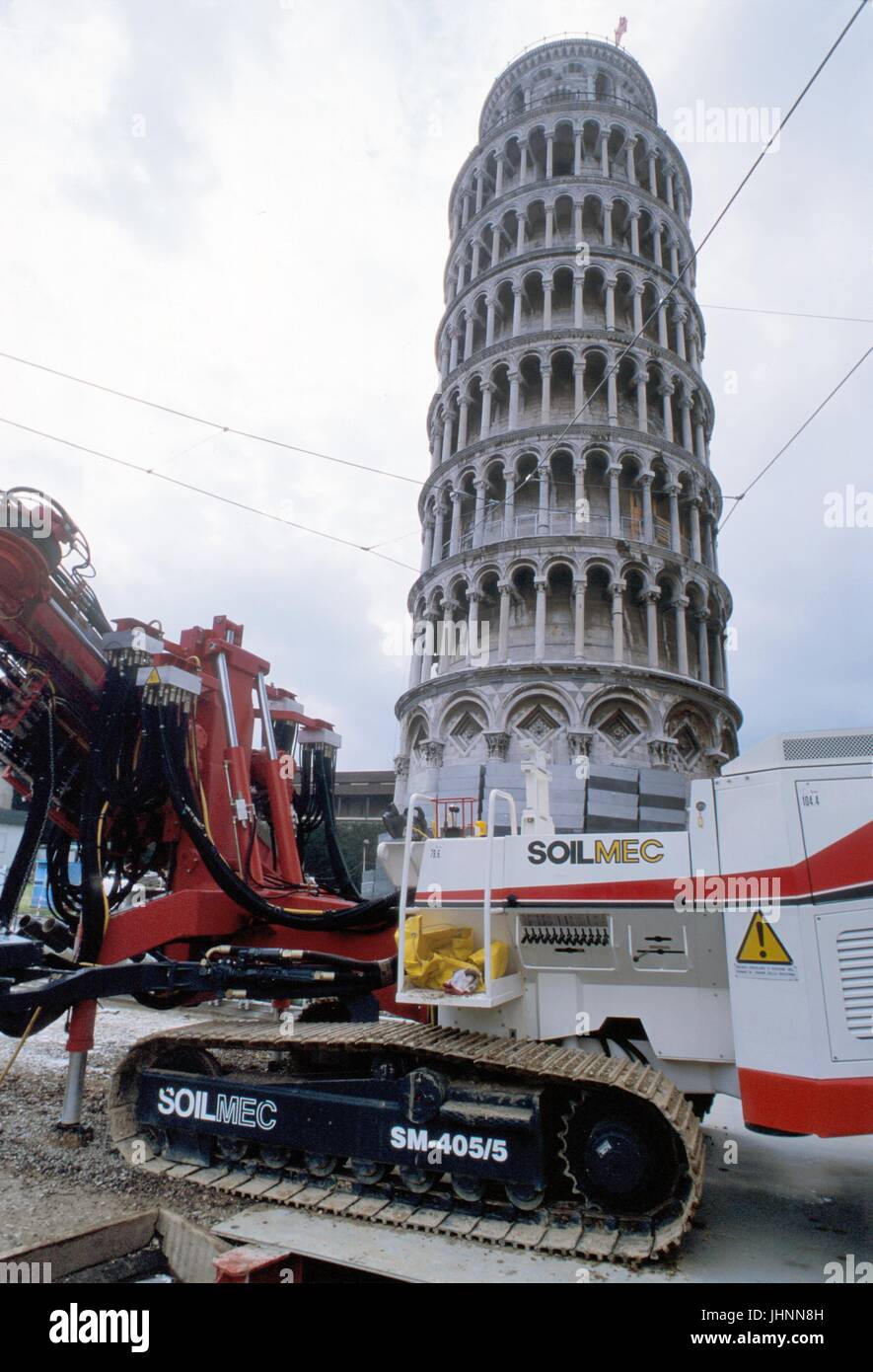 Pise (Toscane, Italie), de travaux de consolidation des fondations pour le sauvetage de la célèbre tour penchée (avril 1999) Banque D'Images