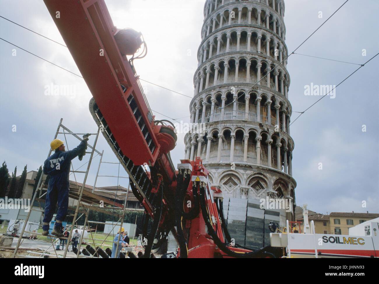 Pise (Toscane, Italie), de travaux de consolidation des fondations pour le sauvetage de la célèbre tour penchée (avril 1999) Banque D'Images