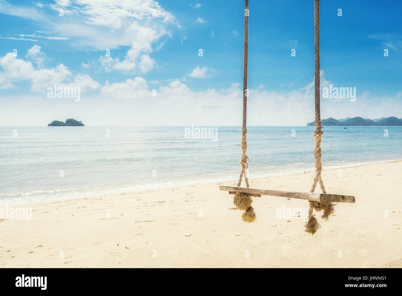 Balançoire en bois accroché sur la plage près de l'arbre à l'île de Phuket, Thaïlande. Vacances d'été Vacances et concept. Banque D'Images