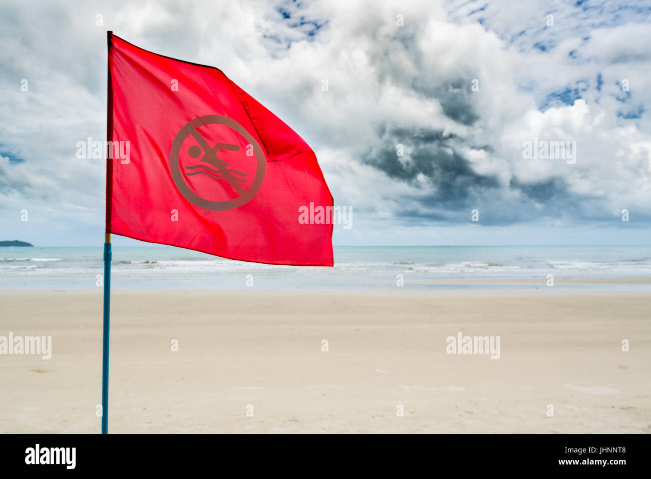 Pas de drapeau rouge piscine avertissement pour les touristes de ne pas nager pendant les prochains dans la mer. Banque D'Images