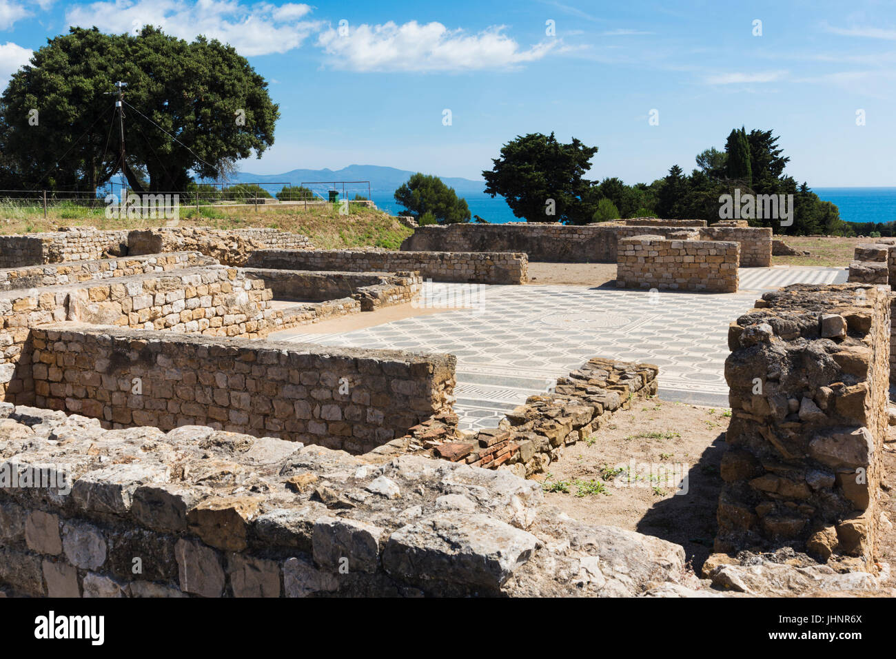 Aussi connu sous le nom de Ampurias Empúries, Gérone, Catalogne, province de l'Espagne. Sol en mosaïque in situ de villa romaine. Empuries est fondée par les Grecs dans le 6 Banque D'Images