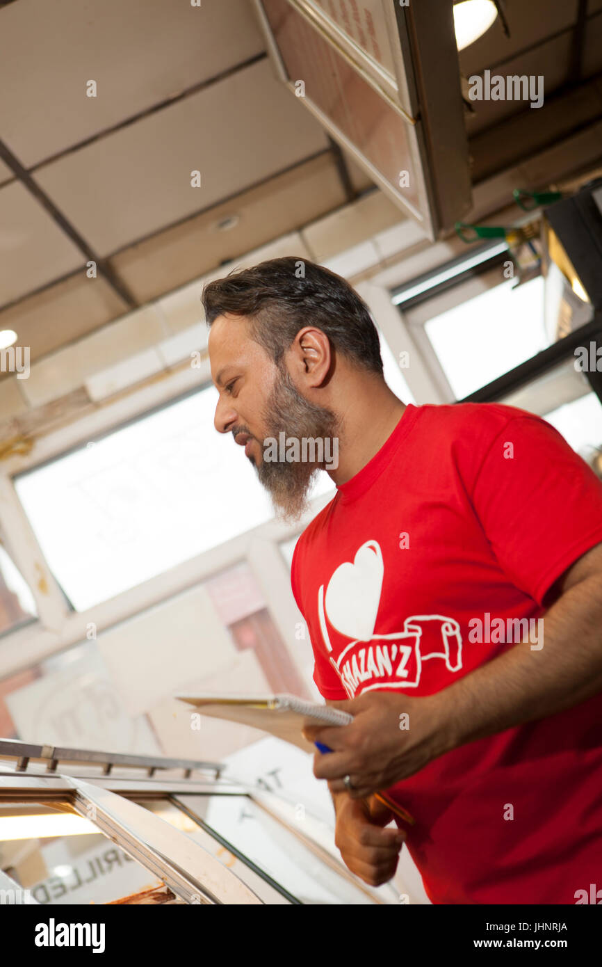 Au personnel de préparer, cuisiner et servir une variété de plats anglais et bengali à Shazanz Kebab House dans Lozells, Birmingham, UK Banque D'Images