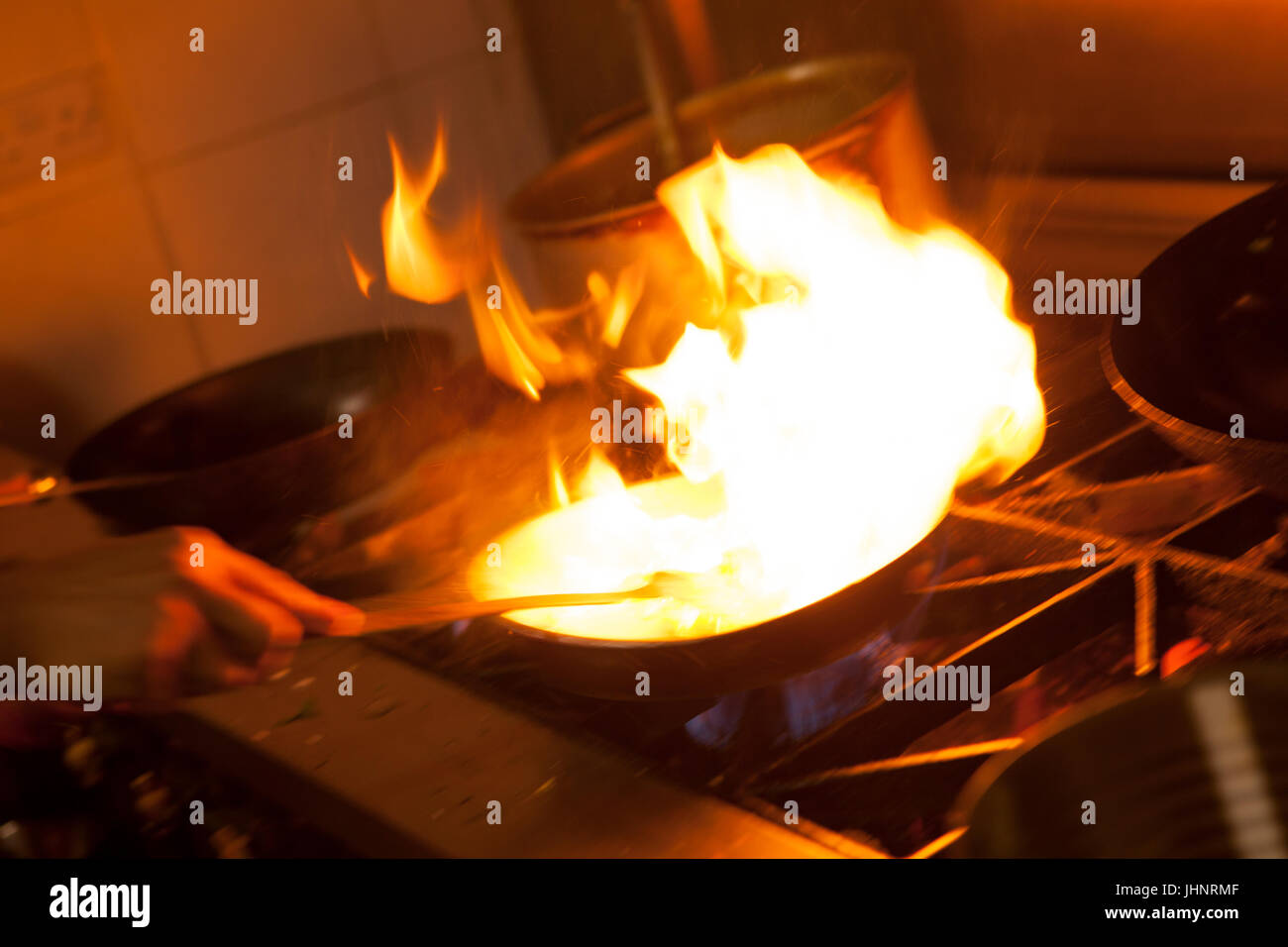 Au personnel de préparer, cuisiner et servir une variété de plats anglais et bengali à Shazanz Kebab House dans Lozells, Birmingham, UK Banque D'Images