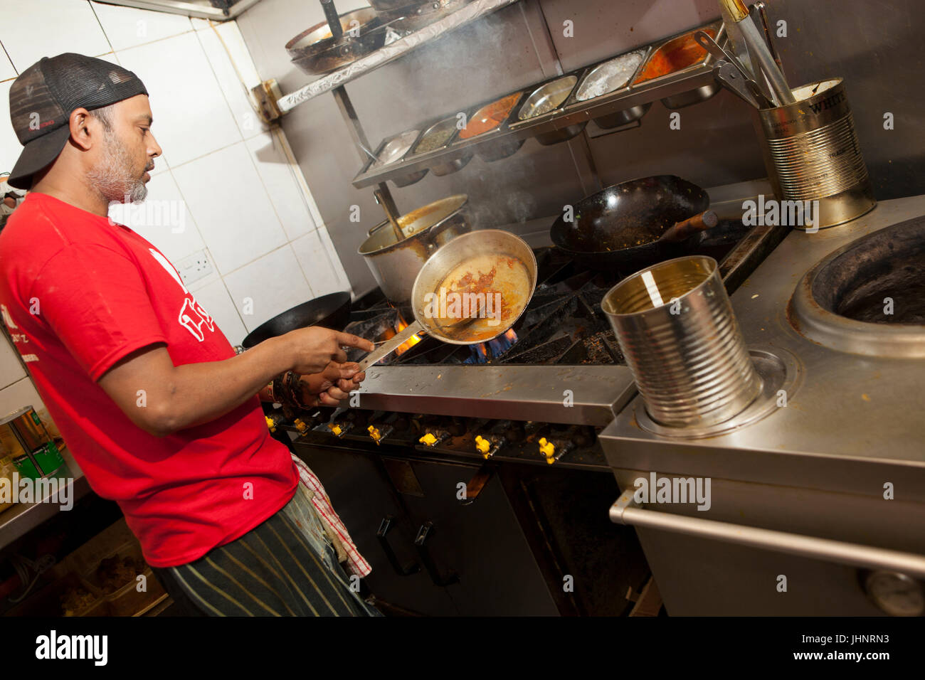 Au personnel de préparer, cuisiner et servir une variété de plats anglais et bengali à Shazanz Kebab House dans Lozells, Birmingham, UK Banque D'Images