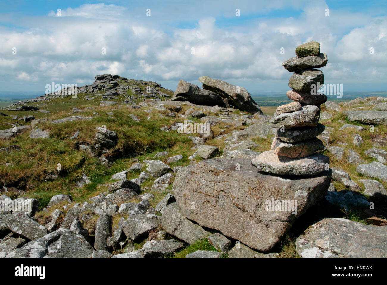 Un tas de pierres au sommet de Tor sur Bodmin Moor qui avec Brown Willy sont les deux points les plus élevés dans la région de Cornwall. Rough Tor, Bodmin Moor Banque D'Images