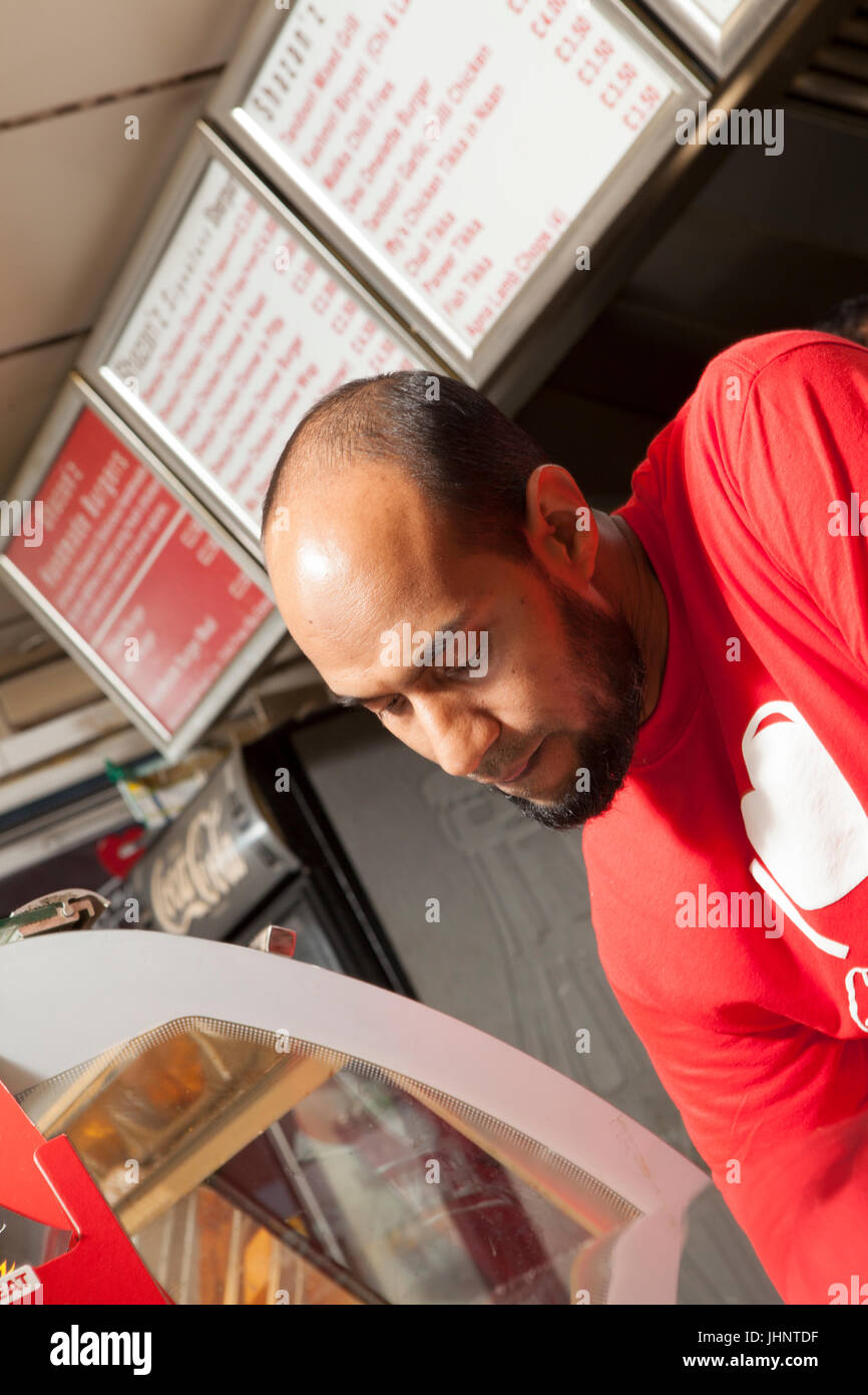 Au personnel de préparer, cuisiner et servir une variété de plats anglais et bengali à Shazanz Kebab House dans Lozells, Birmingham, UK Banque D'Images