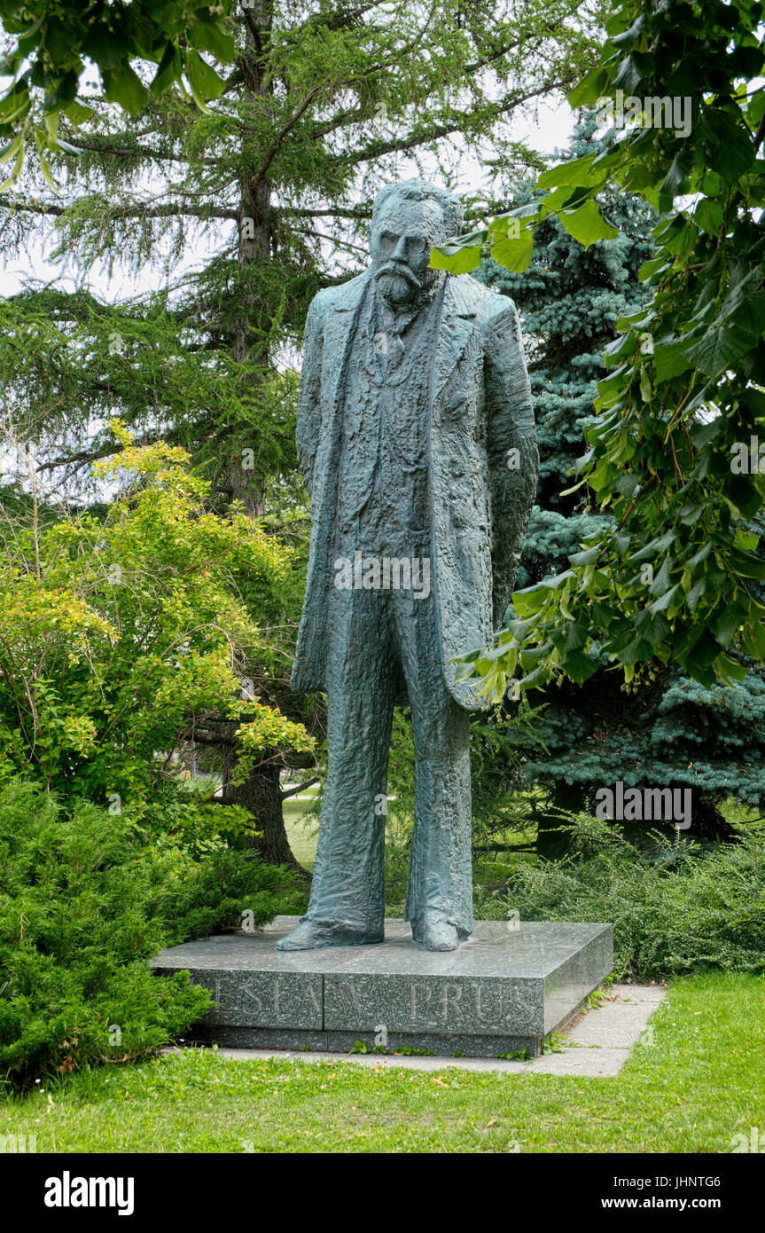 Varsovie, Pologne - 8 juillet 2017 : Boleslaw Prus statue au square Jana Twardowskiego, conçu par Anna Kamienska-Lapinska. Situé à Krakowskie Przedmies Banque D'Images