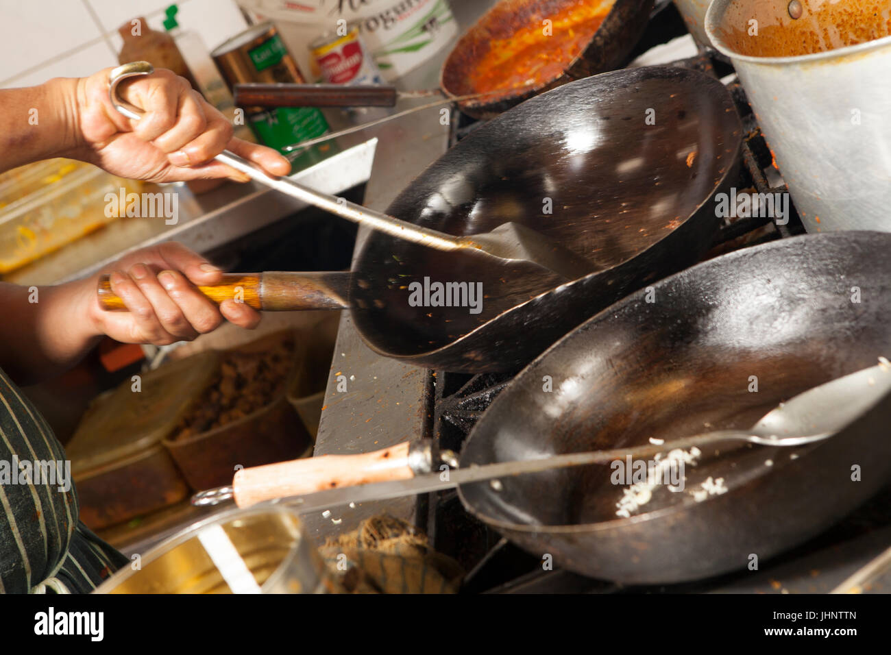 Au personnel de préparer, cuisiner et servir une variété de plats anglais et bengali à Shazanz Kebab House dans Lozells, Birmingham, UK Banque D'Images