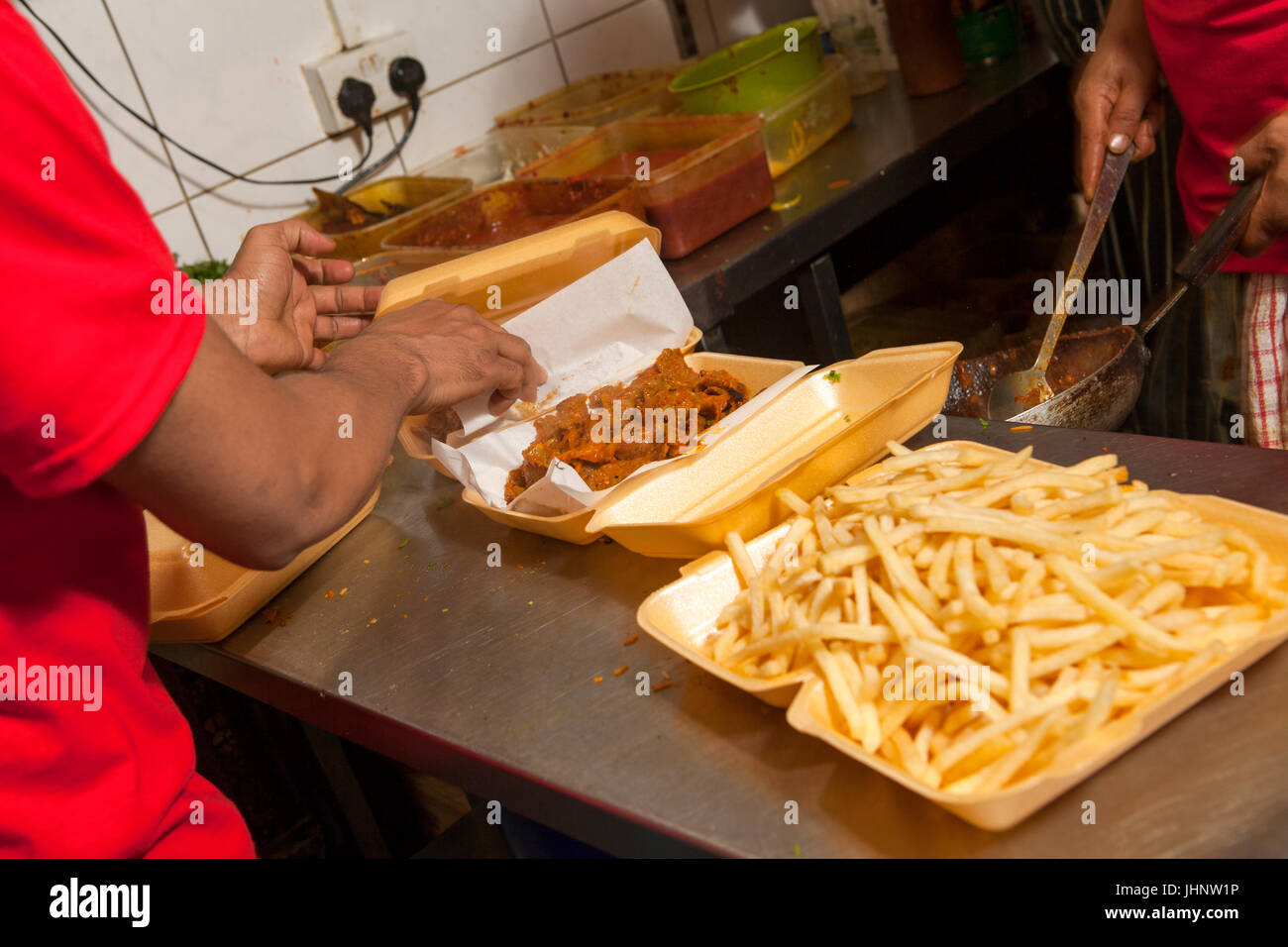 Au personnel de préparer, cuisiner et servir une variété de plats anglais et bengali à Shazanz Kebab House dans Lozells, Birmingham, UK Banque D'Images