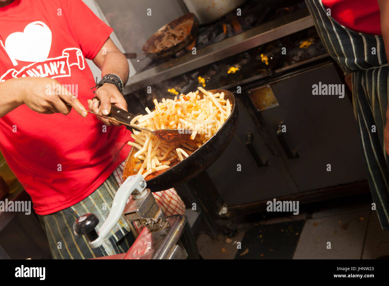 Au personnel de préparer, cuisiner et servir une variété de plats anglais et bengali à Shazanz Kebab House dans Lozells, Birmingham, UK Banque D'Images