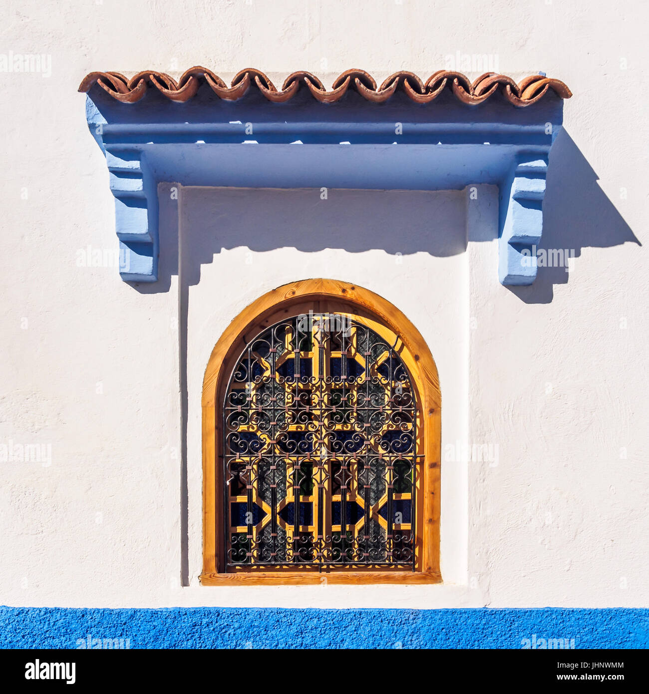 Fenêtre typique dans Chefchaouenn au nord du Maroc Banque D'Images