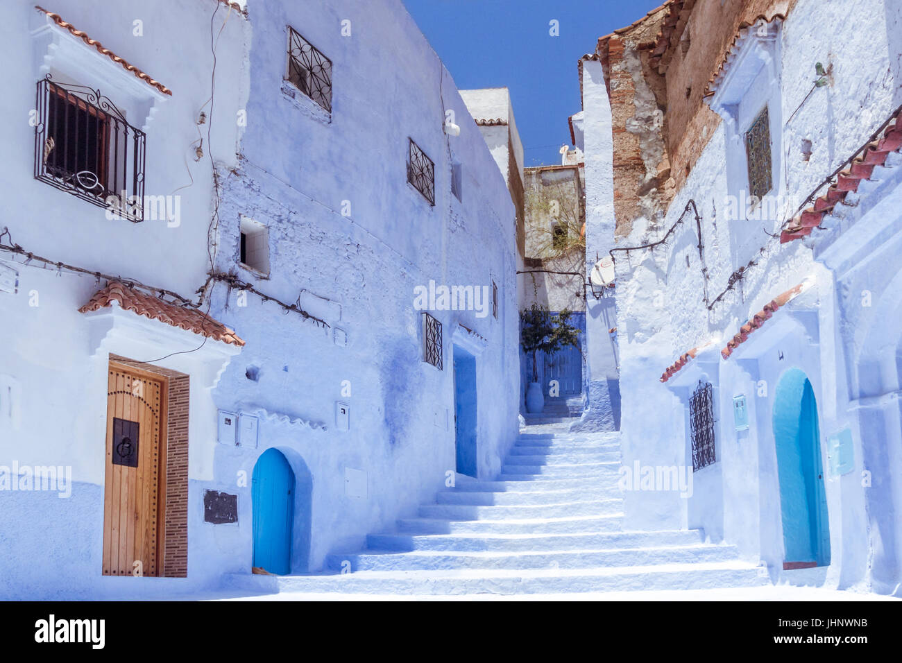 Escalier dans le bleu médina de Chefchaouen, Maroc Banque D'Images