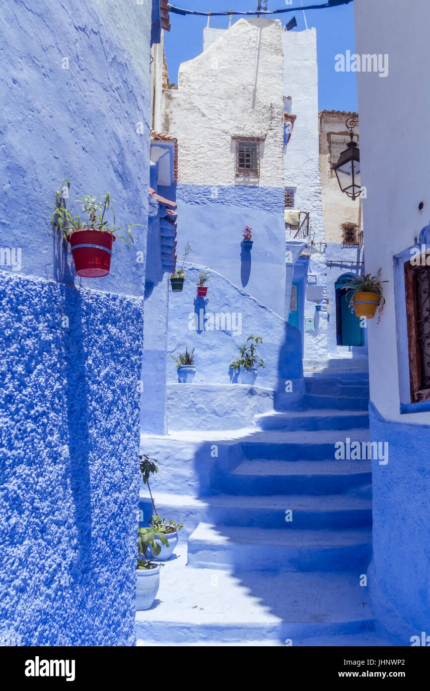 Escalier dans le bleu médina de Chefchaouen, Maroc Banque D'Images